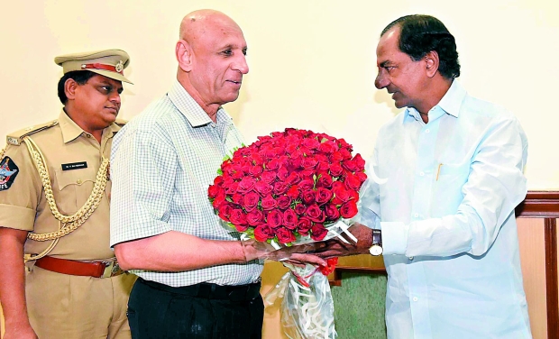 Telangana Chief Minister K. Chandrasekhar Rao with Governor E.S.L. Narasimhan at the Raj Bhavan in Hyderabad on Tuesday